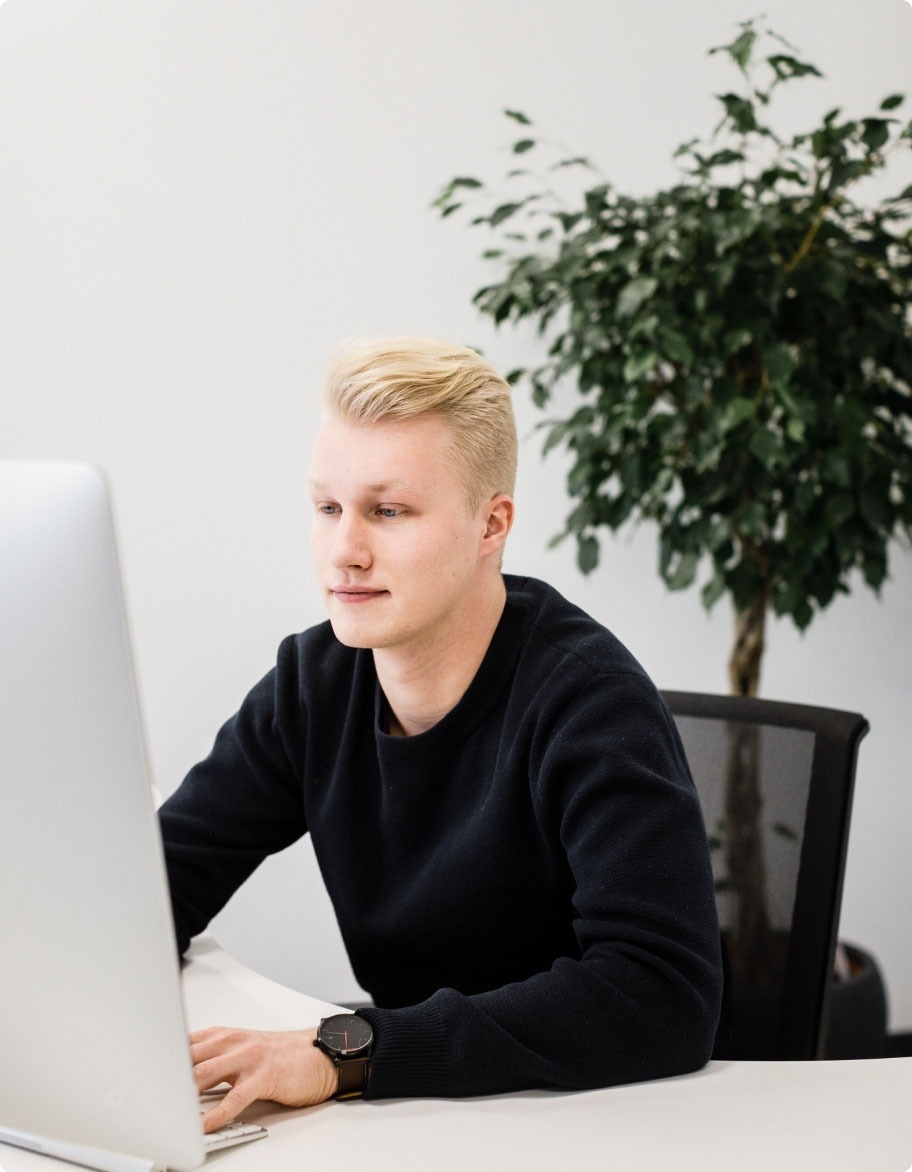 ISO-rådgiver utfører en revisjon for en kunde.