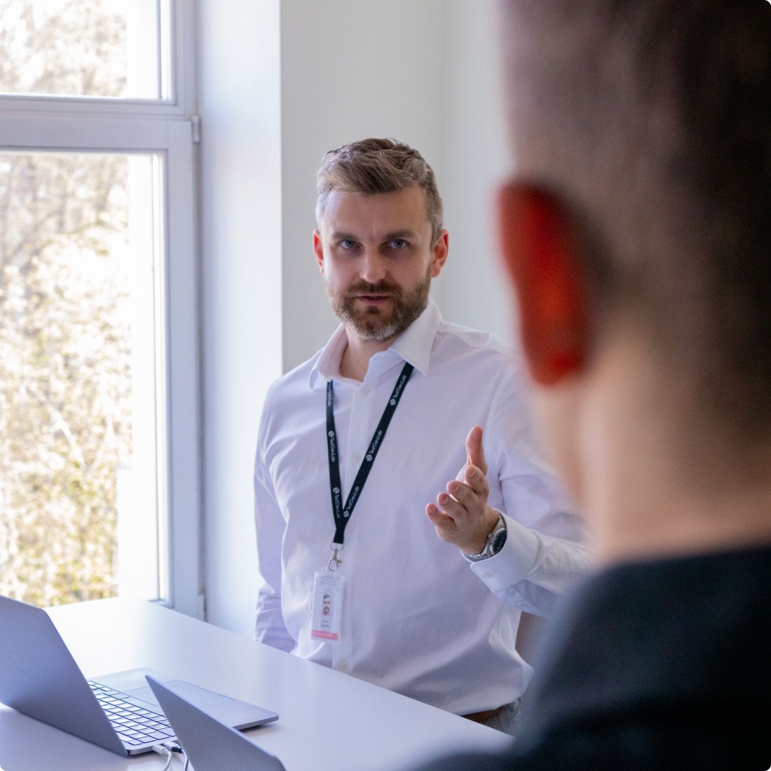 To mennesker snakker om de siste oppdateringene angående tjenester for ISO-rådgivning.