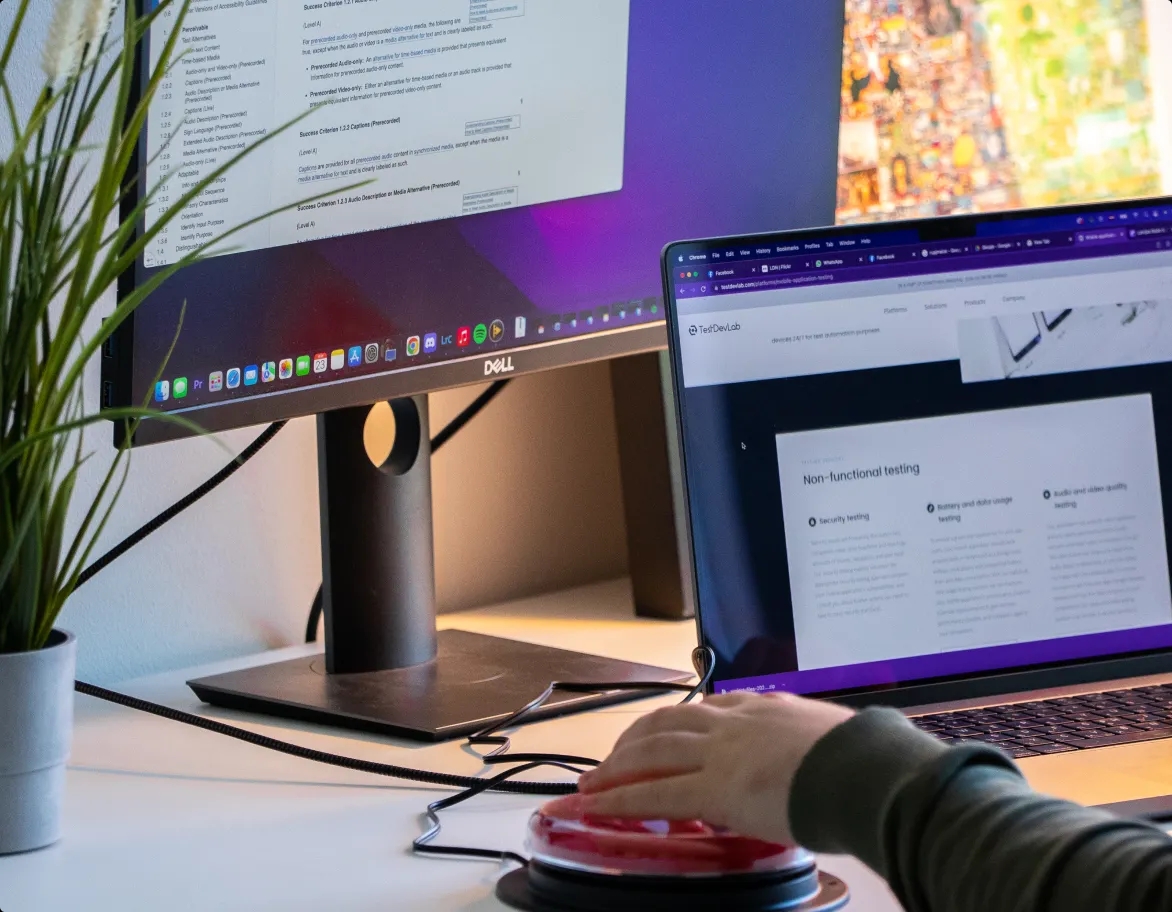 Un ingénieur QA travaillant sur un projet de test d'accessibilité, en utilisant des outils d'assistance.