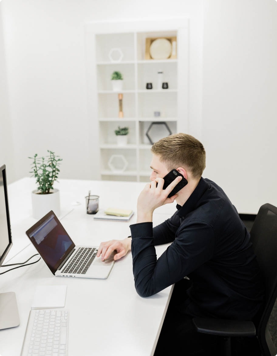 QA-ingeniør, der tester en kommunikationsløsning.