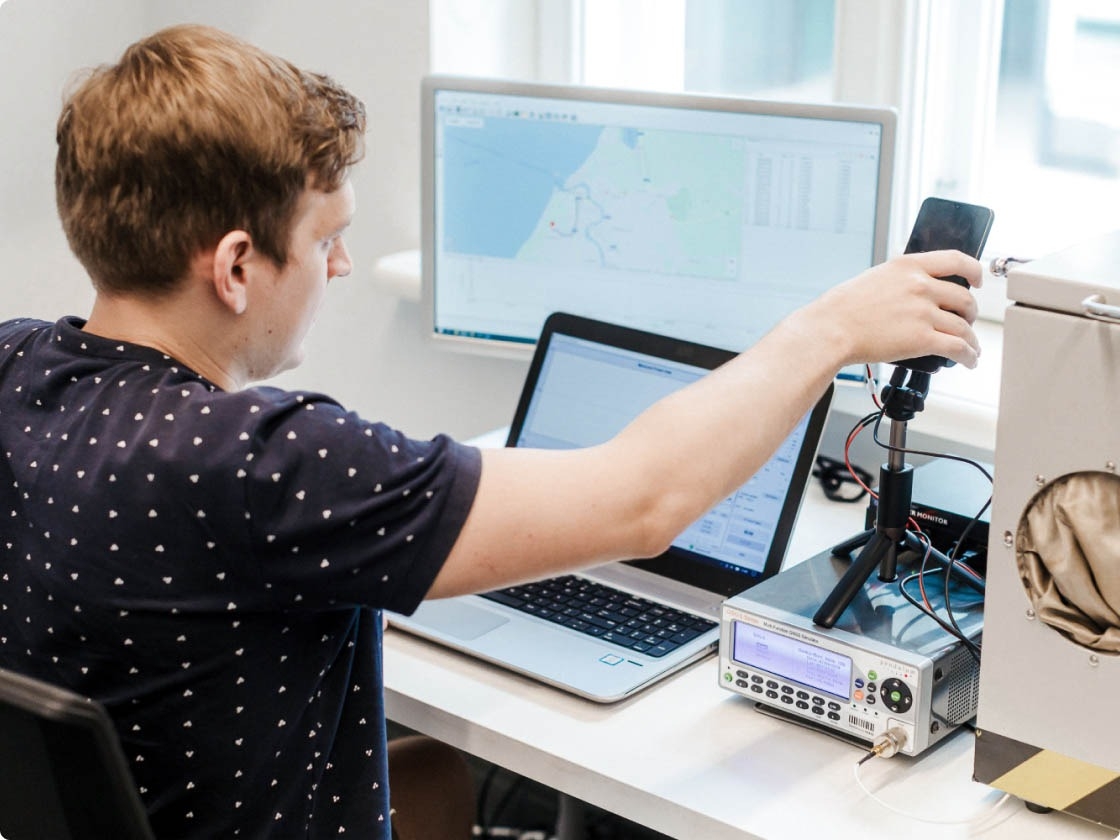 Ingénieur AQ travaillant sur la configuration des tests de localisation.
