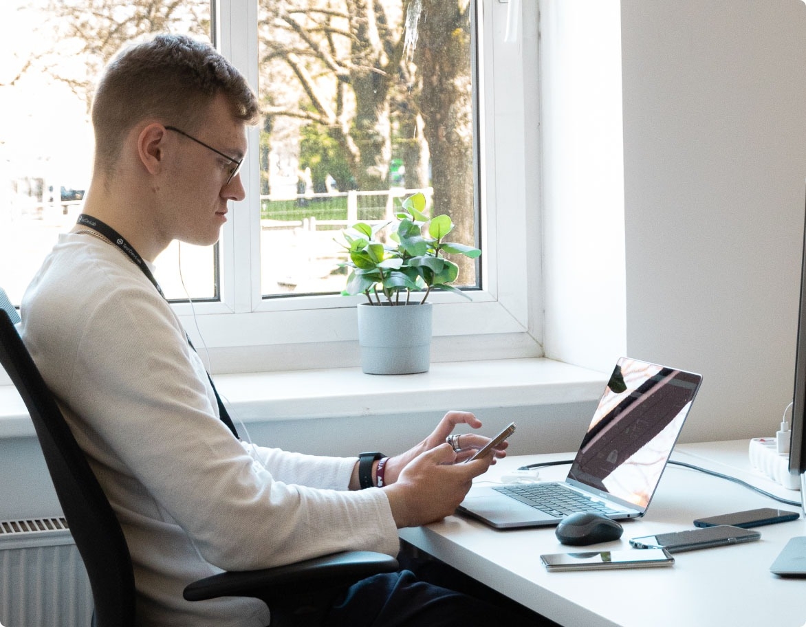 Ingénieur AQ effectuant une révision UX pour une application mobile.