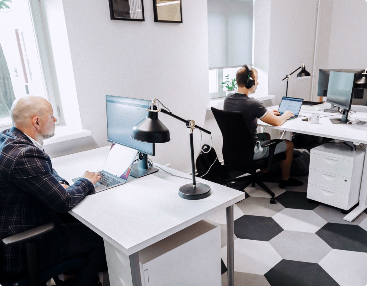 Deux ingénieurs AQ effectuant des tests de logiciels et plongés dans leur travail.