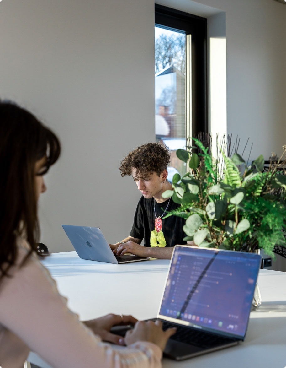 Dos ingenieros de aseguramiento de calidad que realizan pruebas de software.