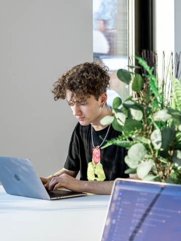 Programvaruingenjör som arbetar med ett projekt.